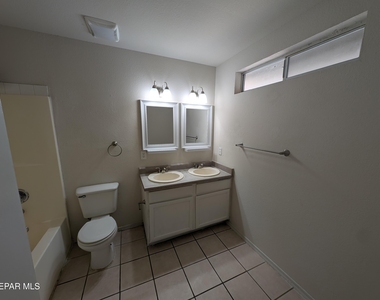 5857 W Valley Circle - Photo Thumbnail 12