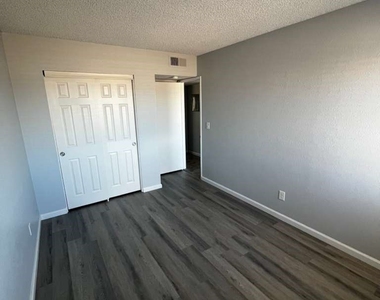 5662 E Lake Mead Boulevard - Photo Thumbnail 12