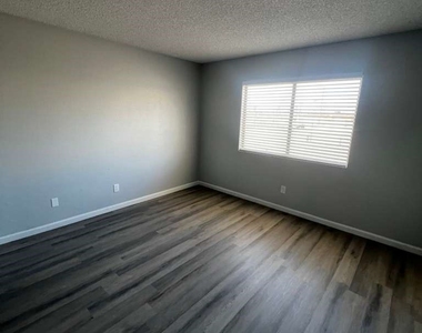 5662 E Lake Mead Boulevard - Photo Thumbnail 11
