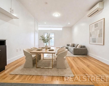 90-02 Queens Blvd - Photo Thumbnail 1