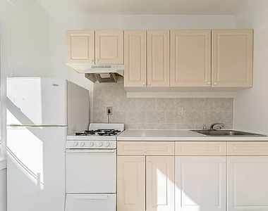 132-70 Sanford Avenue - Photo Thumbnail 3