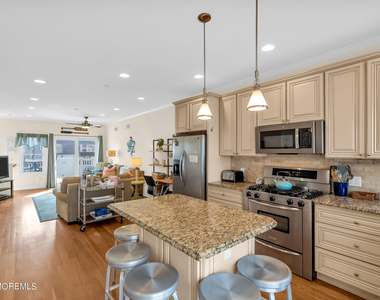 21 Blaine Avenue - Photo Thumbnail 9