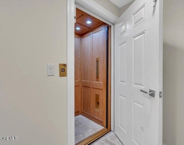 21 Blaine Avenue - Photo Thumbnail 34