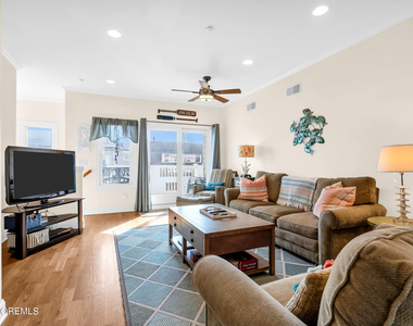 21 Blaine Avenue - Photo Thumbnail 10