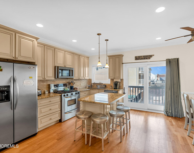 21 Blaine Avenue - Photo Thumbnail 7