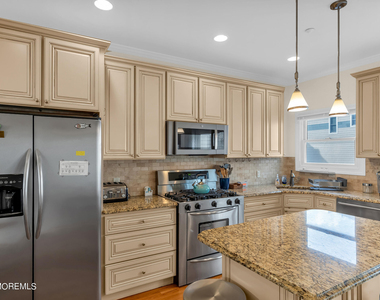 21 Blaine Avenue - Photo Thumbnail 8