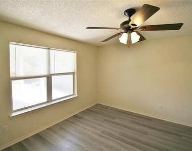 609 Blueberry Hill Lane - Photo Thumbnail 9