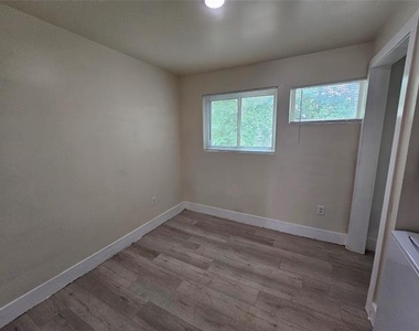 4806 Virginia Avenue - Photo Thumbnail 7