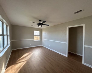 5929 Gayle Drive - Photo Thumbnail 7