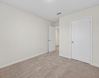 102 Goel Street - Photo Thumbnail 6