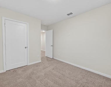 102 Goel Street - Photo Thumbnail 8