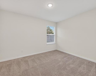 102 Goel Street - Photo Thumbnail 9