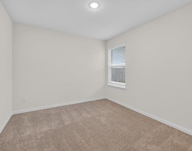 102 Goel Street - Photo Thumbnail 7