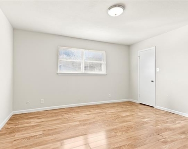 2200 Seville Court - Photo Thumbnail 16
