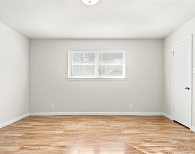 2200 Seville Court - Photo Thumbnail 15