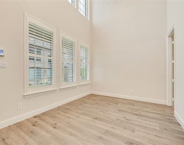 4526 Mona Lisa Lane - Photo Thumbnail 6