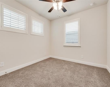 4526 Mona Lisa Lane - Photo Thumbnail 12