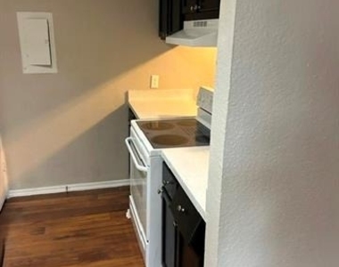 2001 Wesley Drive - Photo Thumbnail 2