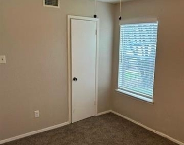 2001 Wesley Drive - Photo Thumbnail 6
