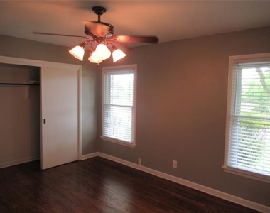 106 S Clark Street - Photo Thumbnail 7