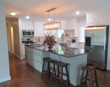 106 S Clark Street - Photo Thumbnail 2