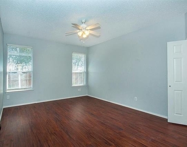406 Leameadow Drive - Photo Thumbnail 9