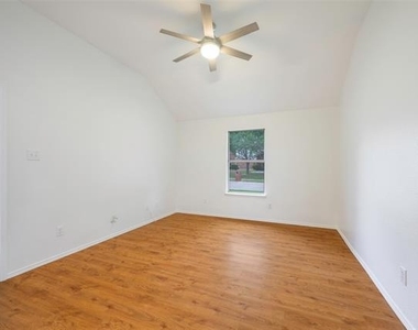 1001 Campbell Drive - Photo Thumbnail 8