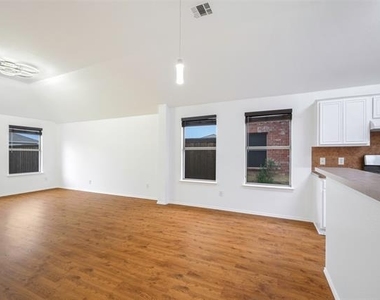 1001 Campbell Drive - Photo Thumbnail 2