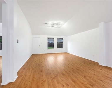 1001 Campbell Drive - Photo Thumbnail 4