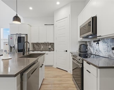 3316 Nomas Street - Photo Thumbnail 11