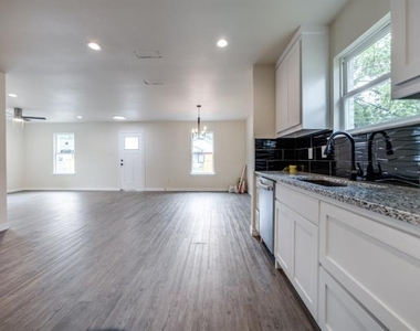 4220 Hamilton Avenue - Photo Thumbnail 6