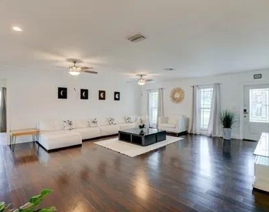 3170 Nw 68th Court - Photo Thumbnail 7