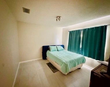 2810 Nw 8th Court - Photo Thumbnail 8