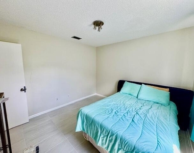 2810 Nw 8th Court - Photo Thumbnail 6