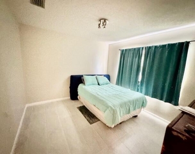 2810 Nw 8th Court - Photo Thumbnail 7
