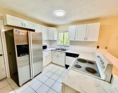 2810 Nw 8th Court - Photo Thumbnail 3