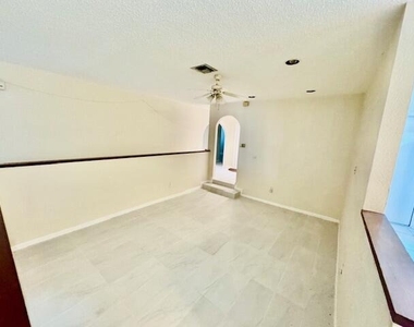 2810 Nw 8th Court - Photo Thumbnail 2