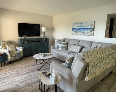 2455 Lindell Boulevard - Photo Thumbnail 4