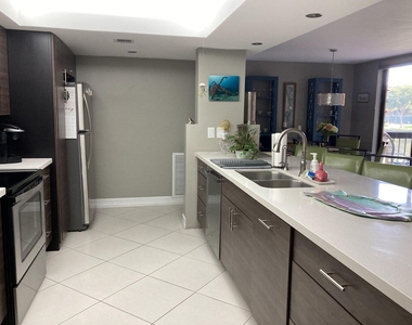 2455 Lindell Boulevard - Photo Thumbnail 3