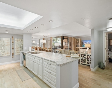 2255 Lindell Boulevard - Photo Thumbnail 3