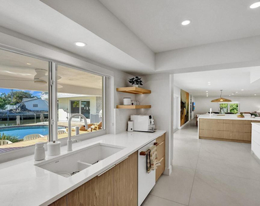 5581 Ne 31st Avenue - Photo Thumbnail 2