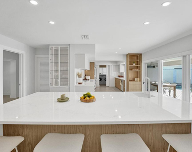 5581 Ne 31st Avenue - Photo Thumbnail 5
