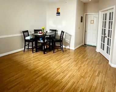 9811 Hyde Glen Court - Photo Thumbnail 2