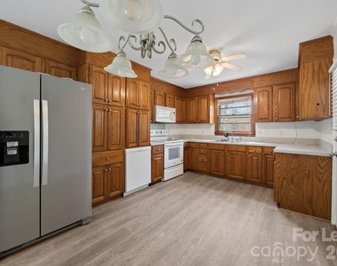 1502 Cloverdale Lane - Photo Thumbnail 4