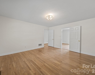 1502 Cloverdale Lane - Photo Thumbnail 16