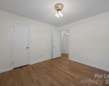 1502 Cloverdale Lane - Photo Thumbnail 9