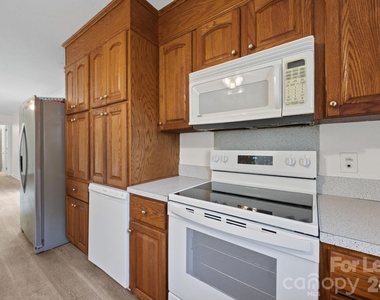 1502 Cloverdale Lane - Photo Thumbnail 5