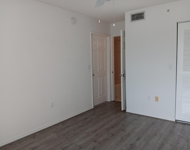 1640 N 42nd Circle - Photo Thumbnail 7