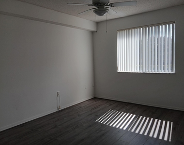 1640 N 42nd Circle - Photo Thumbnail 6