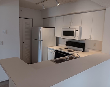 1640 N 42nd Circle - Photo Thumbnail 5